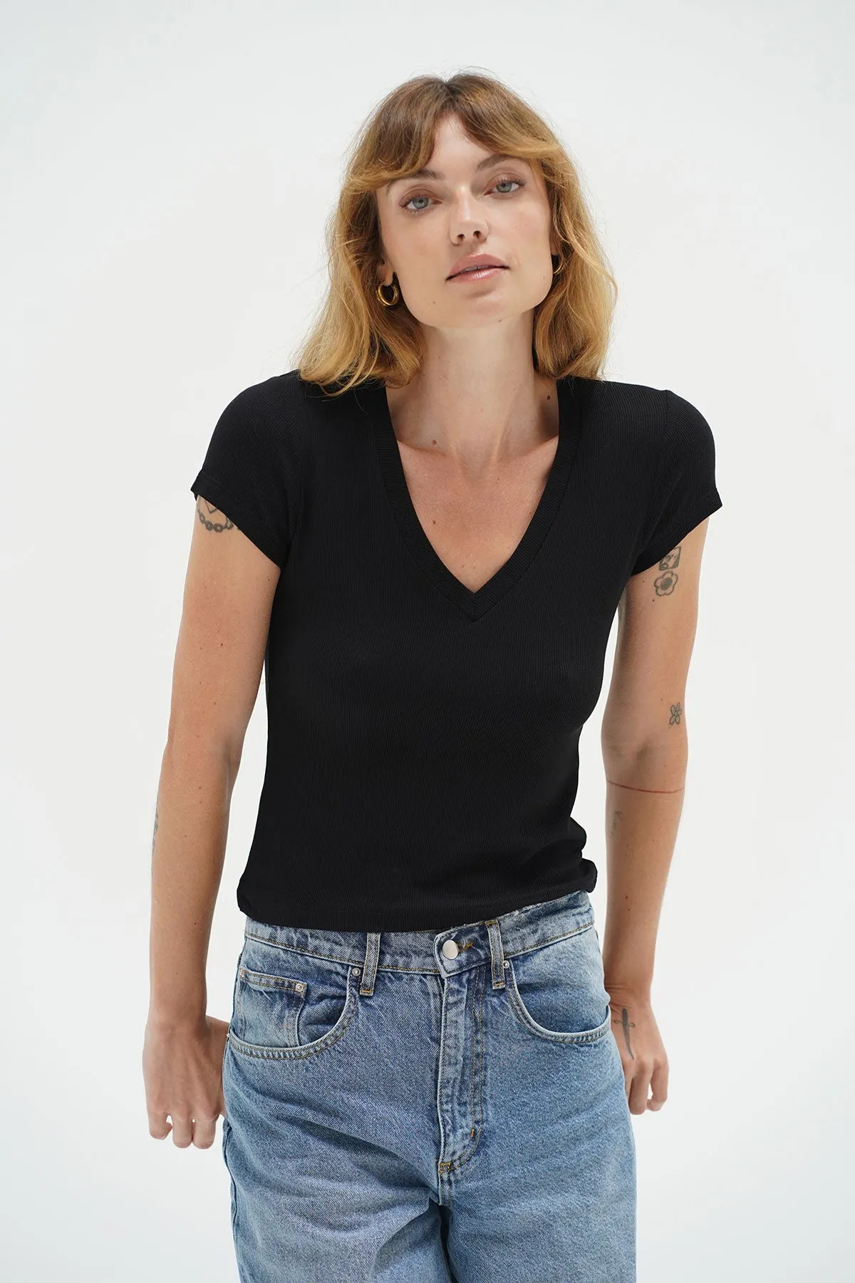 Fitted Ribbed V Neck - Black