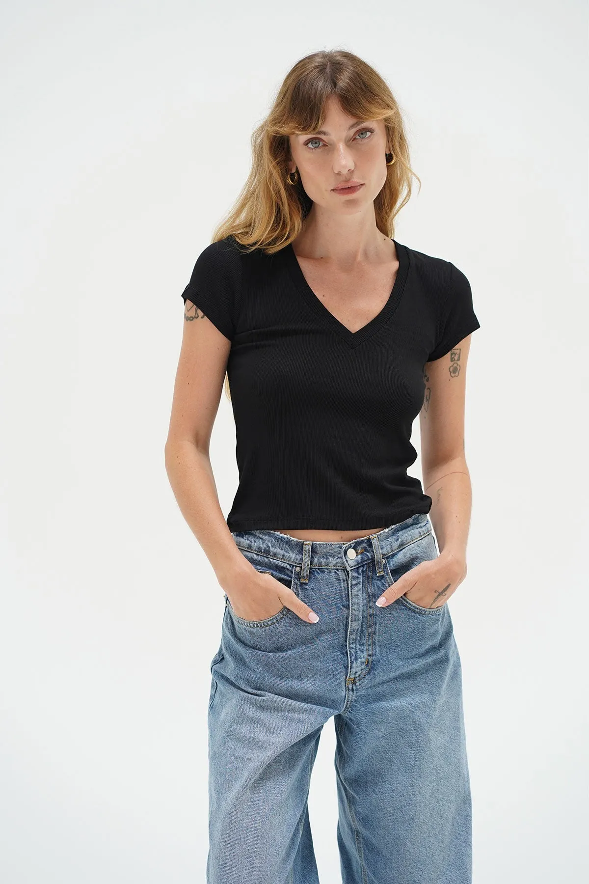Fitted Ribbed V Neck - Black