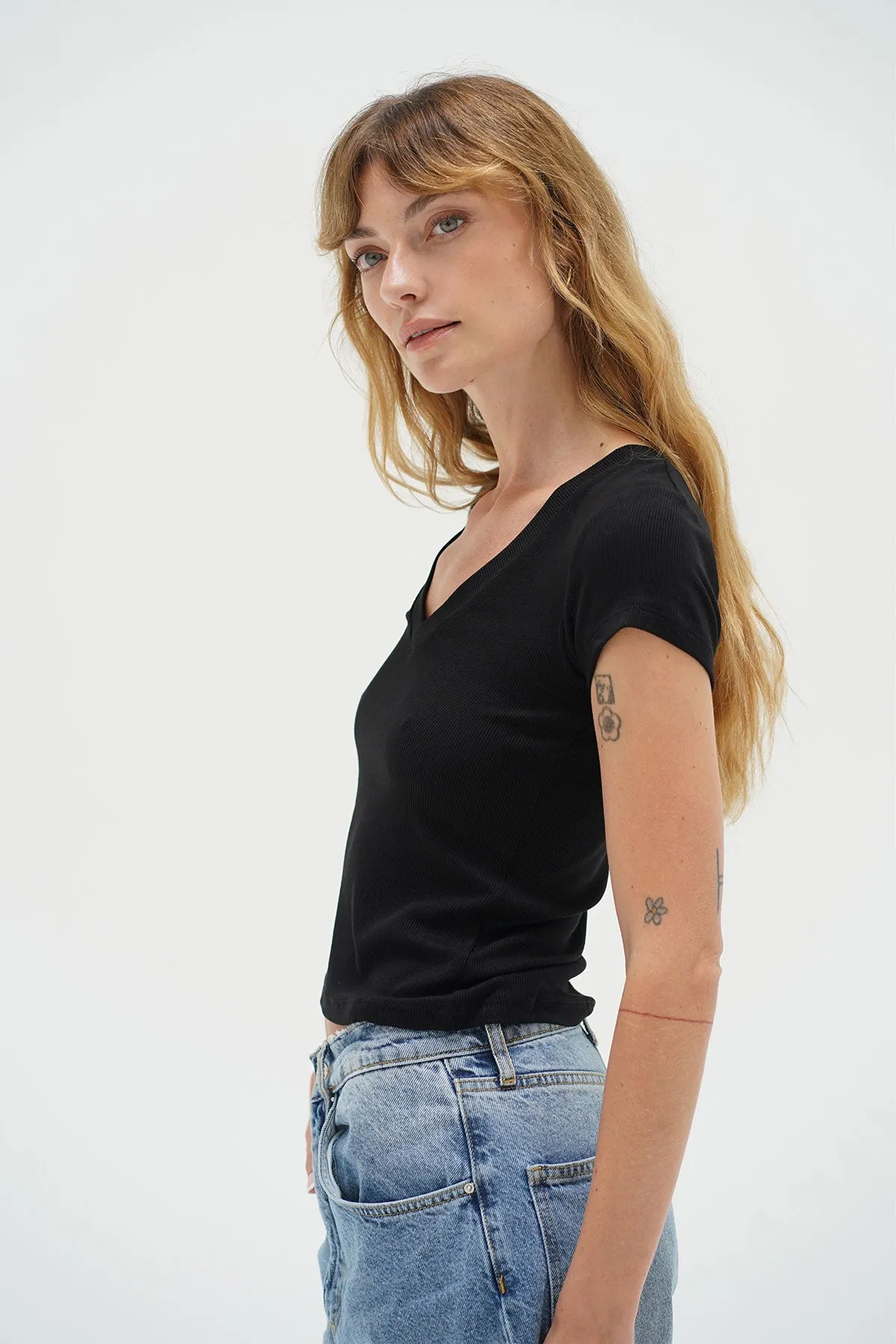 Fitted Ribbed V Neck - Black