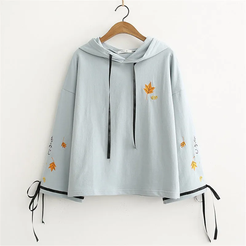 LACE-UP MAPLE LEAF EMBROIDERED HOODIE UB2678